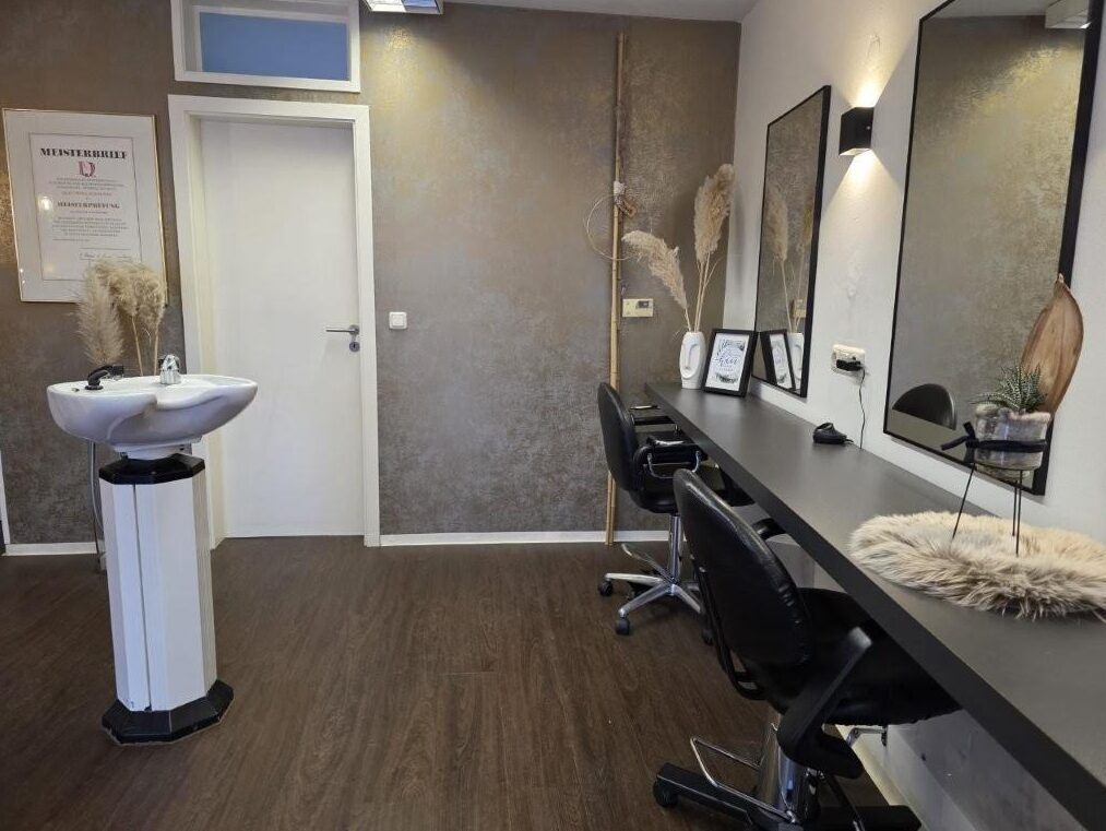 Stilvoller Bedienplatz mit Spiegel und heller Salonatmosphäre