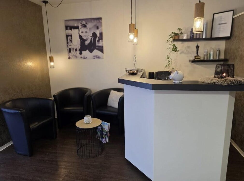 Empfangsbereich und Warteecke im Salon Top Hair